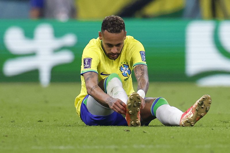 巴西頭號大將內馬爾（Neymar）比賽中右腳踝扭傷，能否續戰成未知數。 新華社