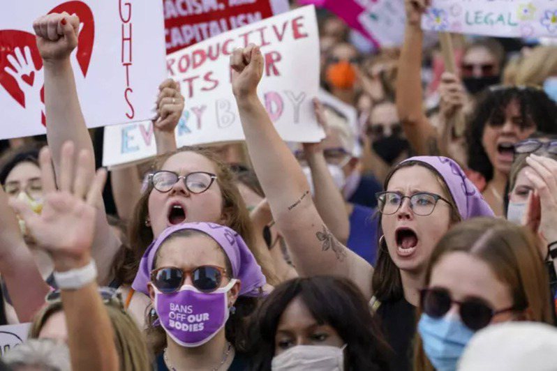 今年稍早美國最高法院擬推翻墮胎合法化判例，支持墮胎權的婦女上街發聲。路透