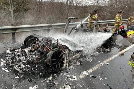 電動車起火好難滅！消防隊用了多少水才撲滅燃燒中的Tesla Model S？