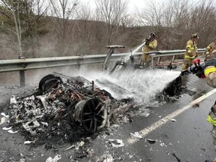 電動車起火好難滅！消防隊用了多少水才撲滅燃燒中的Tesla Model S？