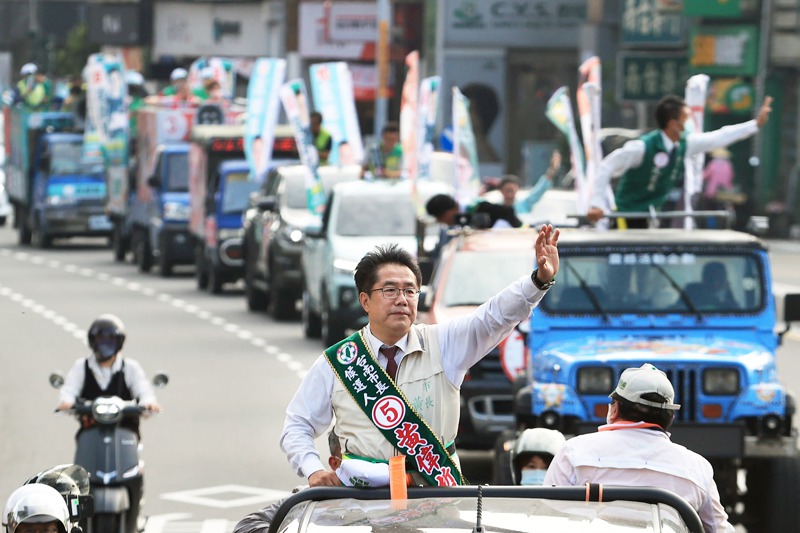 台南市長黃偉哲昨天率議員車隊掃街，拚市長當選、議員也要過半。記者蘇健忠／攝影