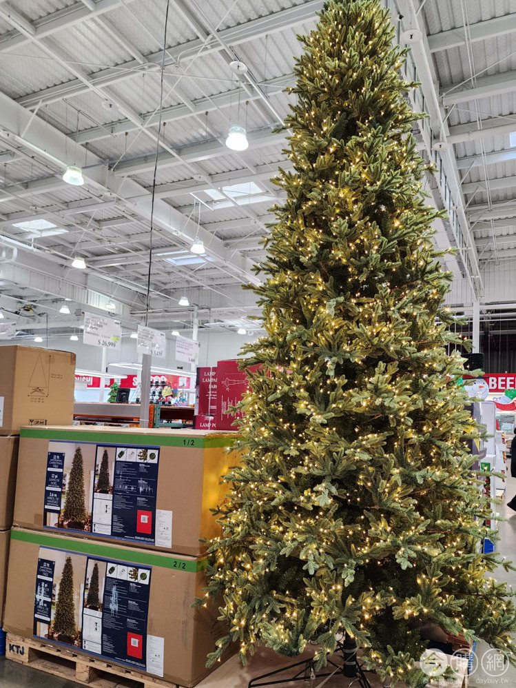 360公分LED耶誕樹現折萬元，特價26,999元。圖／摘自今購網