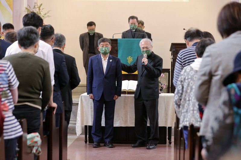民进党台北市长候选人陈时中（左）上午前往基督教长老济南教会参加祈祷会，陈时中表示希望选举不要仇恨。记者曾原信／摄影