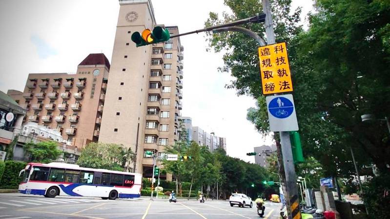 台北市警察局交通大隊表示，目前8處科技執法違規停車數量減少90%。圖／北市交通大隊提供