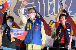 國民黨拚連任的縣長賴峰偉（中），這次選戰一打二，格外艱困。記者王昭月／攝影