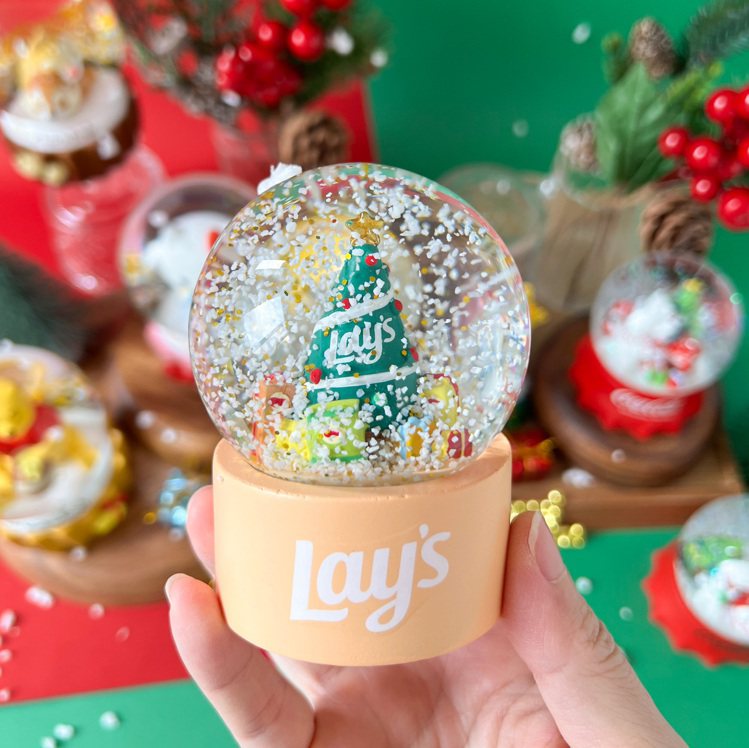 「樂事樂連連聖誕水晶球許願組」是樂事首度獨家推出聖誕水晶球，還附上意和包，售價2...