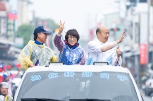 高雄市前市長韓國瑜（右）日前陪同台東縣長饒慶鈴車隊拜票，激發地方支持者熱情。圖／饒慶鈴團隊提供