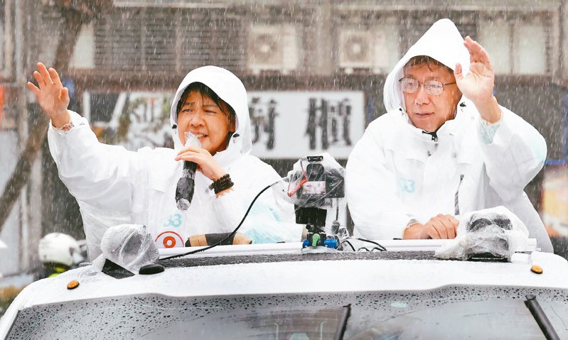 無黨籍台北市長候選人黃珊珊在雨中掃街衝刺。記者曾學仁／攝影