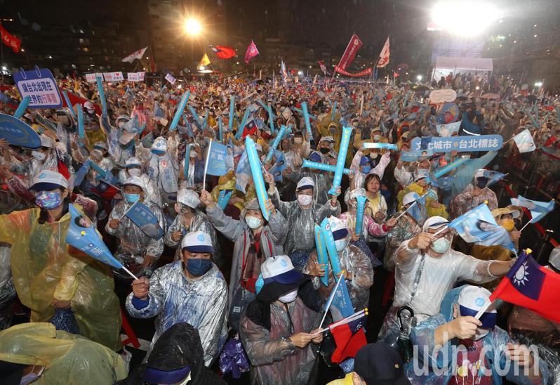 投票前最後一晚，國民黨台北市長候選人蔣萬安在基隆路舉辦「奮戰勝選之夜」，熱情支持者不畏雨勢前來。記者林澔一／攝影