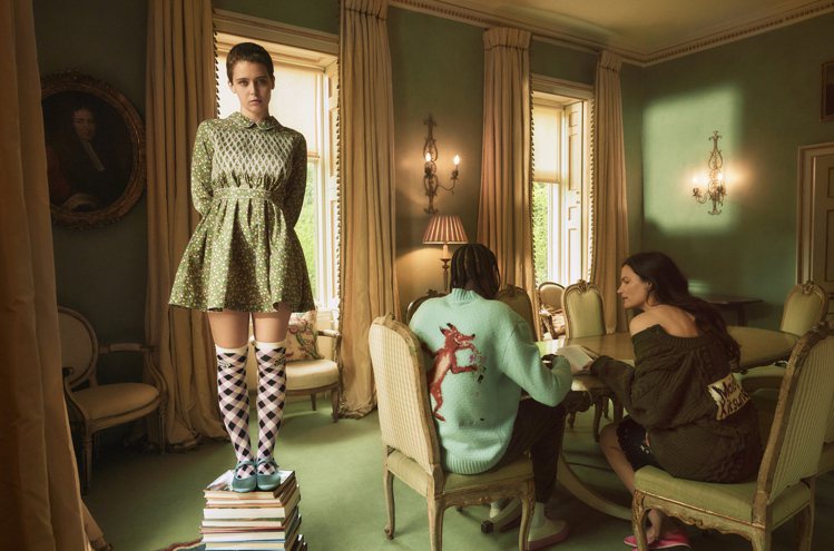 法國時尚品牌Maison Kitsuné，推出與人氣設計師Olympia Le-Tan的聯名膠囊系列，要讓心裡的小女孩、永遠活躍。圖 / 初衣食午提供