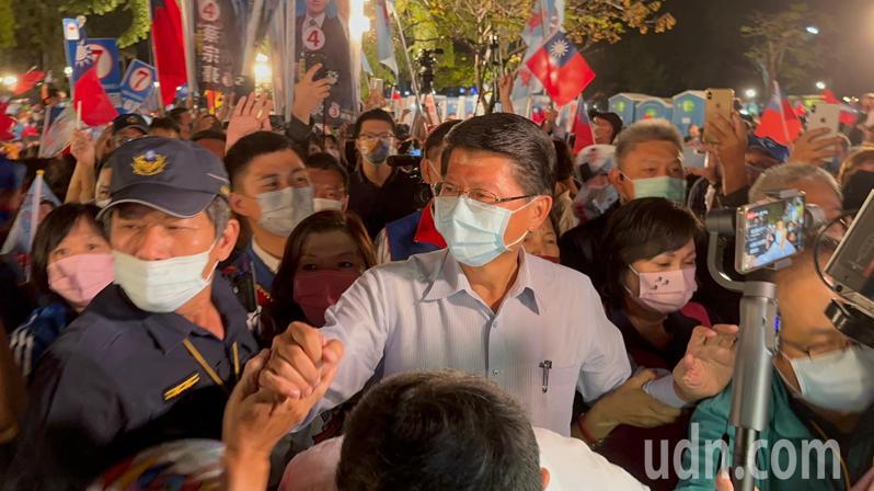 國民黨台南市長候選人謝龍介今晚在小東公園舉辦選前之夜晚會，現場湧入上千名支持者。記者鄭維真／攝影