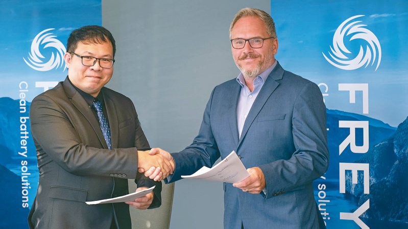 立凱電副總經理林翔斌（左）與歐洲鋰電池大廠FREYR Battery簽署生產授權許可和服務合約。立凱電／提供