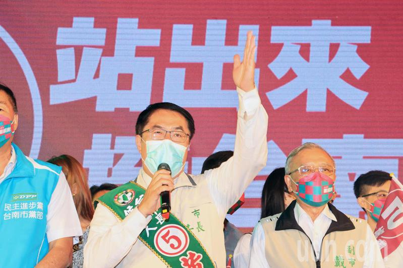 台南市長黃偉哲晚間選前之夜，率市府團隊訴求市民支持再拚4年。記者蘇健忠／攝影