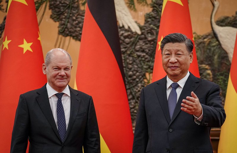 德國總理蕭茲(左)11月4日率先訪問大陸，出席北京人民大會堂的歡迎儀式。歐新社