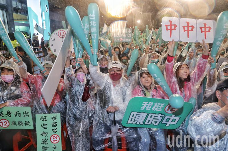 民進黨台北市長候選人陳時中選前之夜晚會昨天於民進黨黨部前舉行，民眾不畏風雨前往參加。記者曾原信／攝影