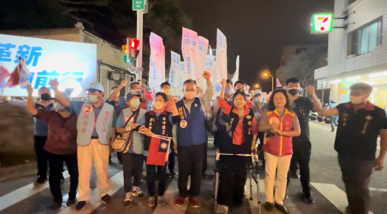 選前之夜，國民黨各候選人及近千名支持者，在縣長賴峰偉高喊「勝利，出發」下，徒步遊街造勢。記者王昭月／攝影