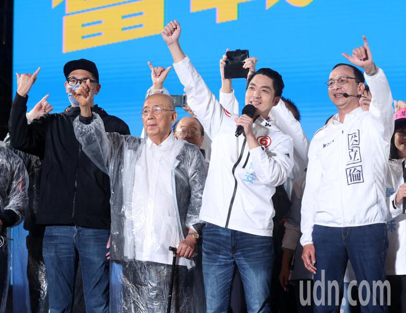 國民黨主席朱立倫（右起）、國民黨前主席吳伯雄（左二）、副主席連勝文（左一），為國民黨台北市長候選人蔣萬安站台。記者林澔一／攝影