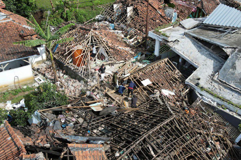 印尼21日發生地震，造成嚴重傷亡。路透
