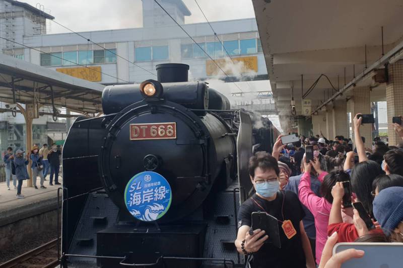 國寶級DT-668「國王號」蒸汽火車出動，吸引大批鐵道迷。記者游振昇／攝影