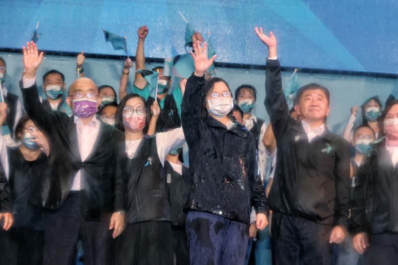 民進黨台北市長候選人陳時中選前之夜晚會昨天於民進黨黨部前舉行，暴雨中陳時中（右）及蔡英文總統（中）及行政院長蘇貞昌（左）頂著大雨向群眾拜票。記者曾原信／攝影