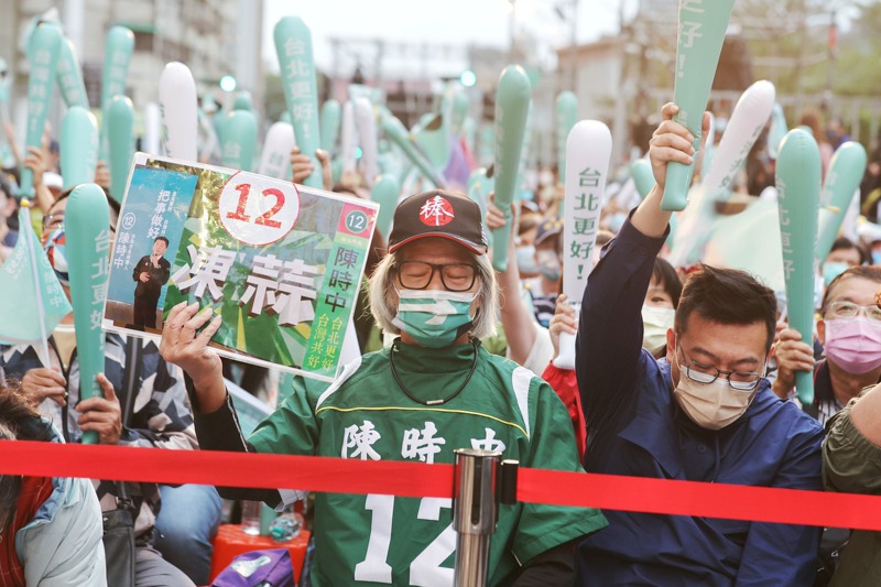 九合一選舉台北市長選舉開票過程中，民進黨候選人陳時中落後對手蔣萬安，陳時中競選總部現場氣氛低迷。記者曾原信／攝影