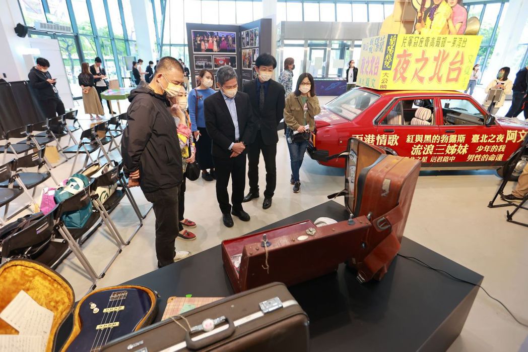 文化部部長李永得、台南市政府文化局局長葉澤山參觀展品。