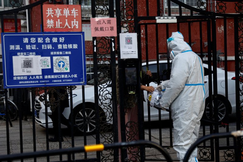 北京本土新冠疫情持續擴散，當地官方建議民眾減少不必要的外出。圖為北京遭封控的小區。路透