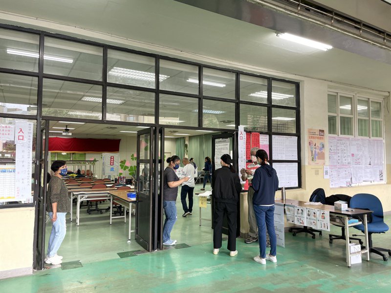 新竹市投開票所陸續出現投票人潮。圖中無新聞當事人。記者張裕珍／攝影