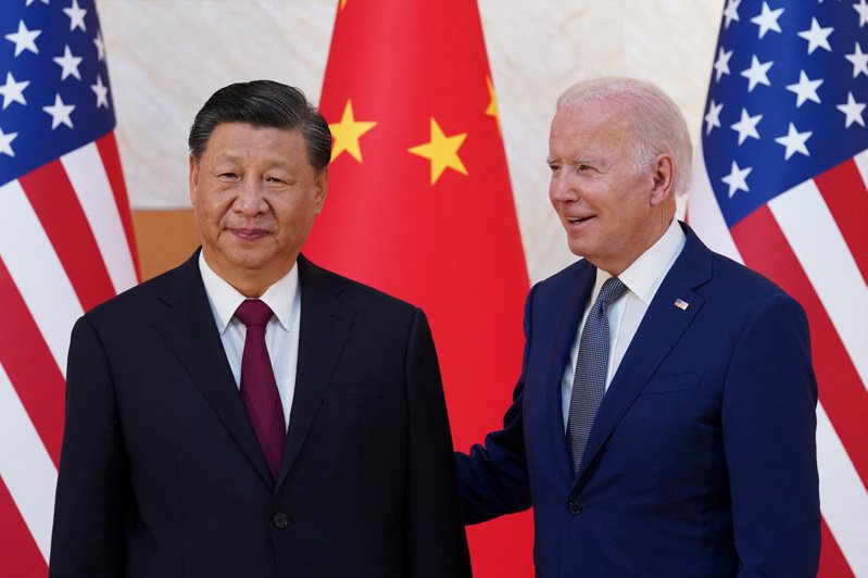 美國總統拜登（右）與中國國家主席習近平14日在印尼會晤，在會談開始前供現場媒體拍照。（路透）