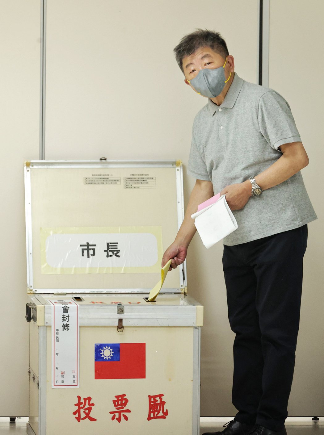 民進黨台北市市長候選人陳時中上午前往投票所投票，投下市長票。記者曾原信／攝影