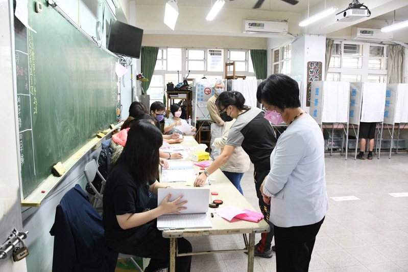 彰化縣長王惠美今天上午到鹿港國中完成投票。記者林敬家/攝影