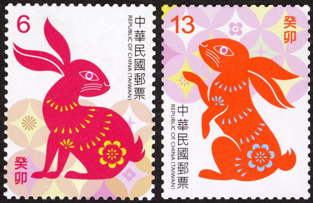中華郵政以新年生肖「兔」為題材，將於12月1日發行「新年郵票（111年版）」1套...
