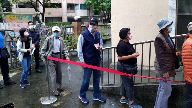 前總統馬英九（中）一早8點就到台北市文山區中華衛理公會平安堂投票所投票。記者楊正海／攝影