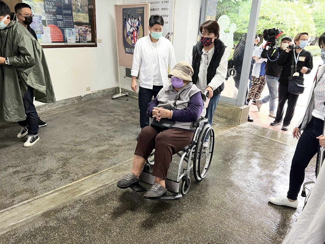 無黨籍台北市長候選人黃珊珊(黑色背心者)上午和母親一起投票。記者徐偉真／攝影
