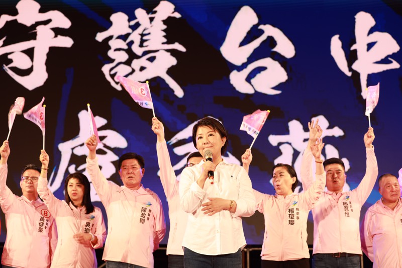 台中市長盧秀燕（左四）昨晚選前造勢，滿場熱情讓她數度哽咽。圖／盧秀燕競總提供