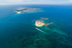 近來有風能業者鎖定澎湖吉貝嶼北方海域，打算設置76部離岸風電機組，引發漁民擔憂會破壞傳統漁場。圖為吉貝嶼和險礁嶼空拍。圖／澎湖縣政府提供