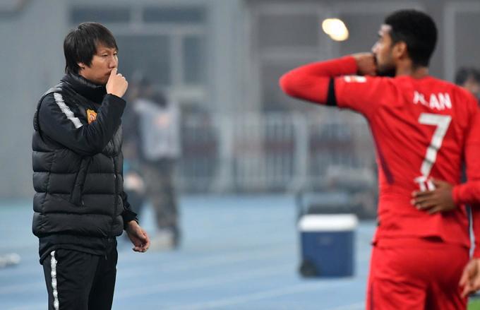中國國家男子足球隊原主教練李鐵（圖左）涉嫌嚴重違法，目前正接受調查。(新華社)