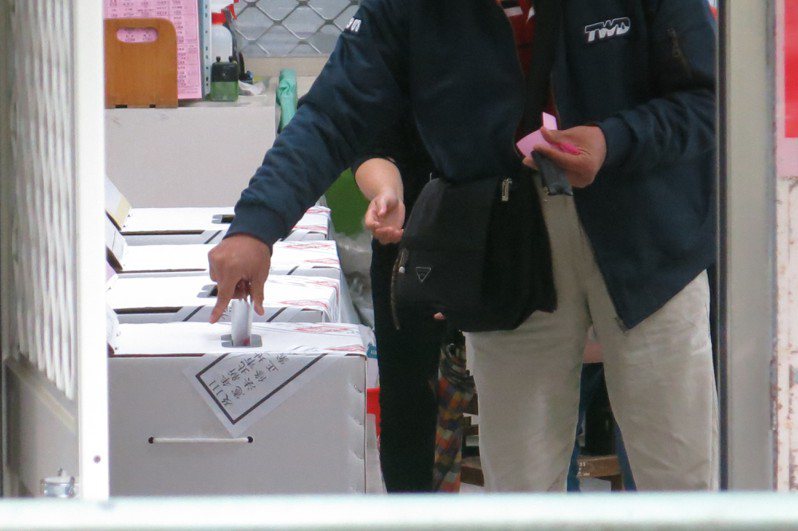 圖為11月26日九合一選舉當天民眾前往投票所投票。記者李成蔭／攝影
