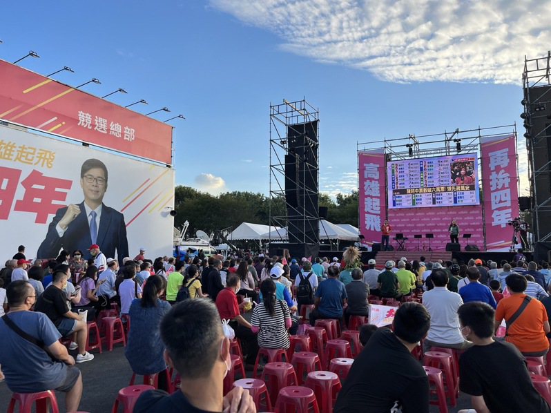 高雄市長陳其邁競總外設有開票舞台，陸續有支持者聚集一起看開票情況。記者林巧璉／攝影
