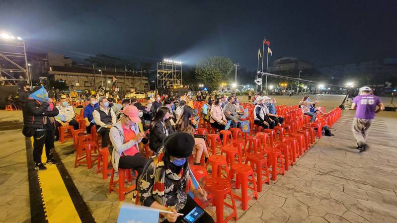 新北市長侯友宜開票現場擺了5000張椅子，讓民眾隨意入座。記者江婉儀／攝影