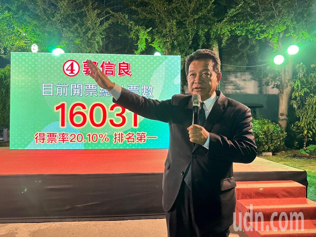 台南市議長郭信良在競選總部自行宣布當選市議員。記者鄭維真／攝影
