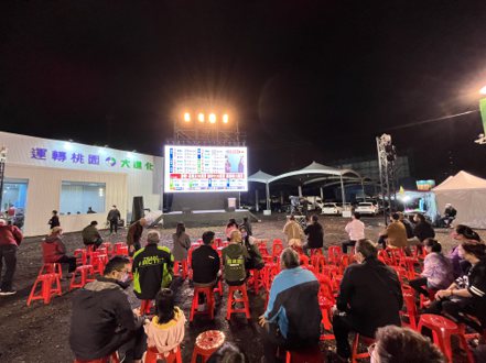 鄭運鵬北區競選總部工作人員準備上百張椅子，不過入場群眾不多。記者朱冠諭／攝影