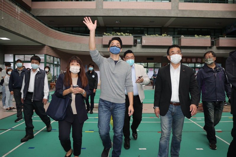 國民黨台北市長候選人蔣萬安一早投票，與民眾自信揮手。記者許正宏／攝影