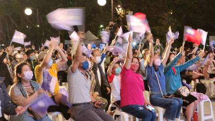 民眾黨新竹市長候選人高虹安當選新竹市長，支持者開心搖著旗幟。記者王淑君／攝影