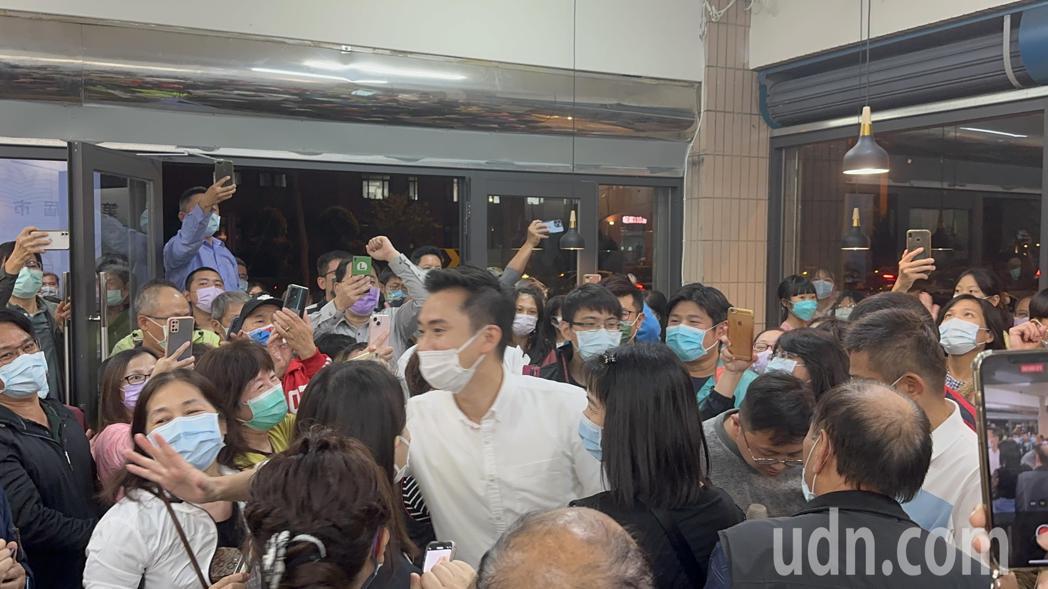民進黨鄭朝方宣布當選竹北市長，晚間7時許到競總感謝支持者。記者巫鴻瑋／攝影
