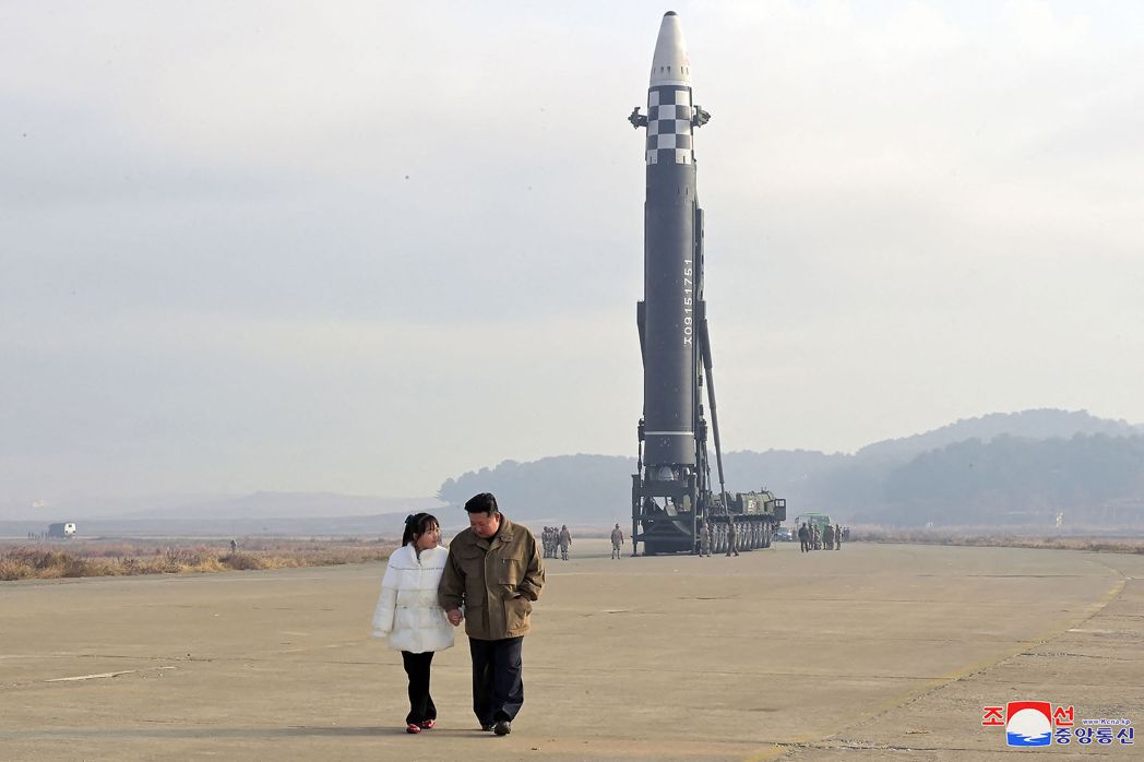 北韓官媒朝中社11月19日發布照片顯示，領導人金正恩（右）緊牽女兒（左）18日在...