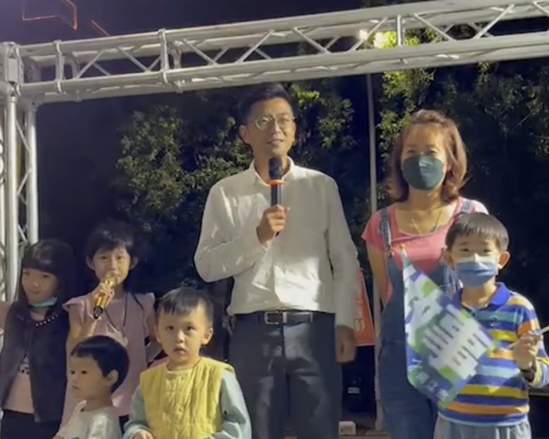 周江杰在新竹縣長選舉中敗選，他攜夫人感謝支持者支持。記者巫鴻瑋／翻攝