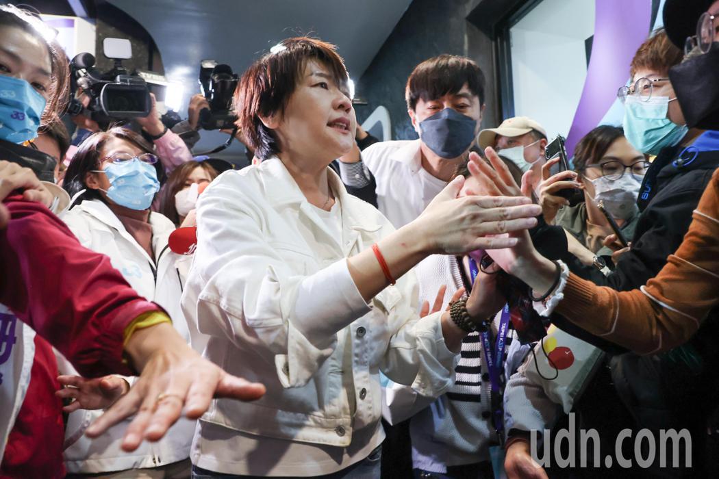 無黨籍台北市長候選人黃珊珊晚上出面宣布敗選，受到支持者熱情包圍，大家都對她說「加...