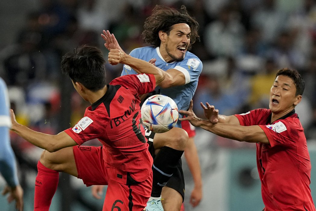 南韓（紅衣）與烏拉圭隊24日在世界盃H組比賽戰成零比零平手。（美聯社）