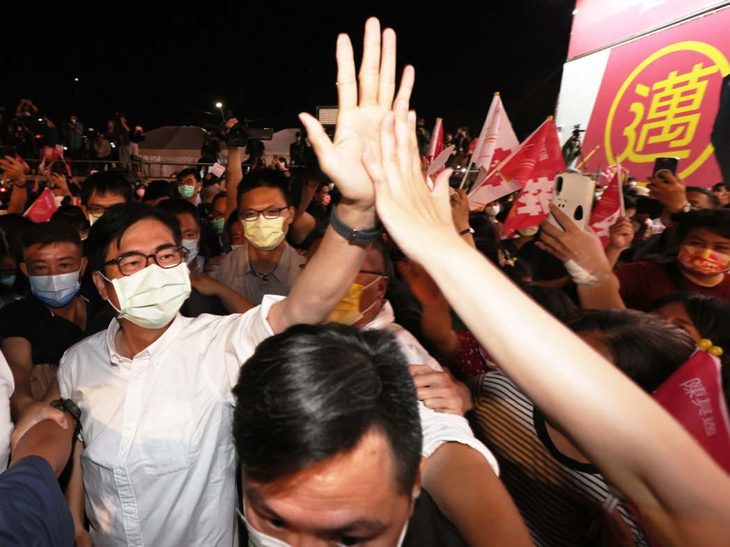 高雄市長陳其邁在眾人擁戴、歡呼聲中登台發表勝選感言。記者劉學聖／攝影